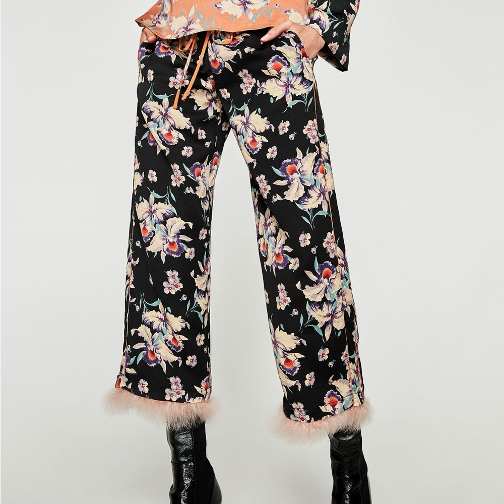 Zara Trafaluc black floral Capri pants with pockets and feathered hem Size S